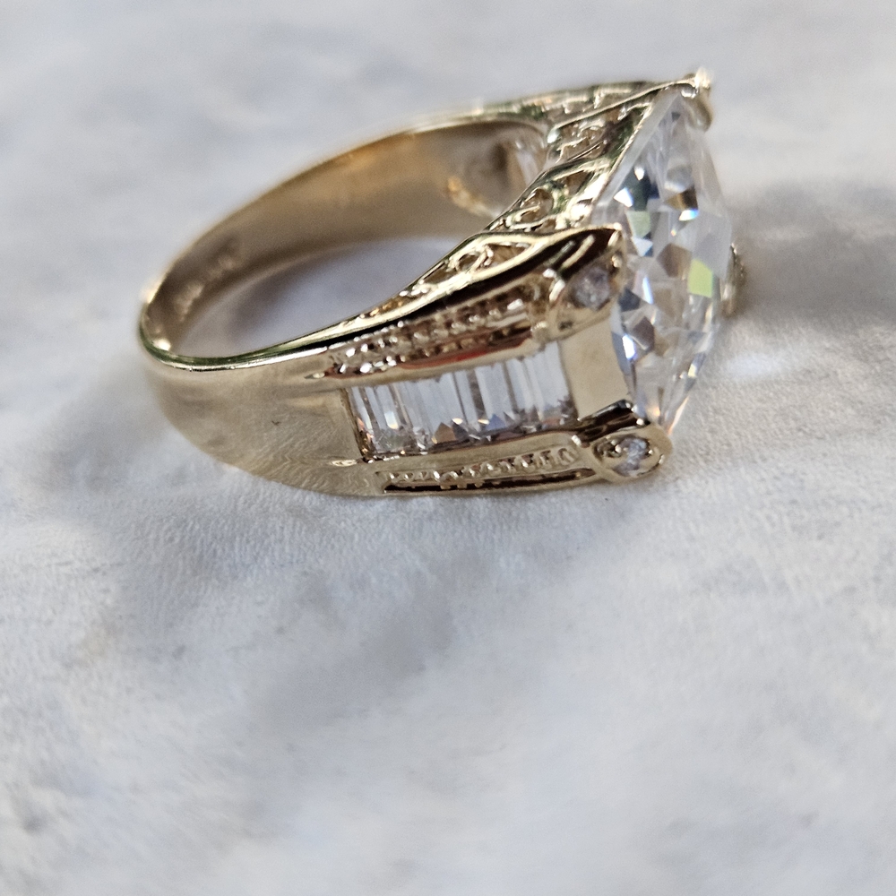 Elegant Silver Women's Ring with Clear Gemstone - Picture 14 of 14